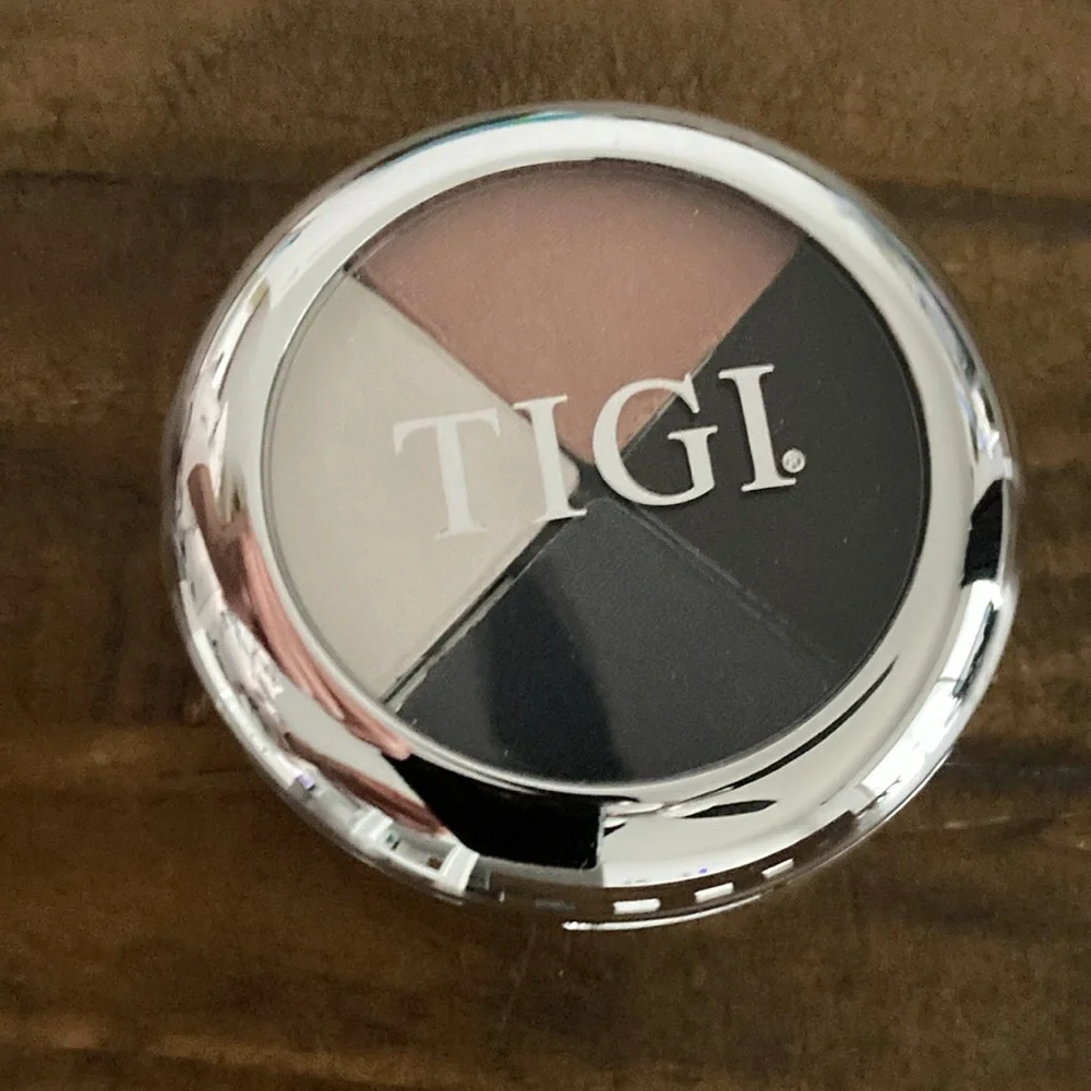 TIGI High Density Quad Eyeshadow Smoky Hot Net. Wt. 0.32 oz. New in Box